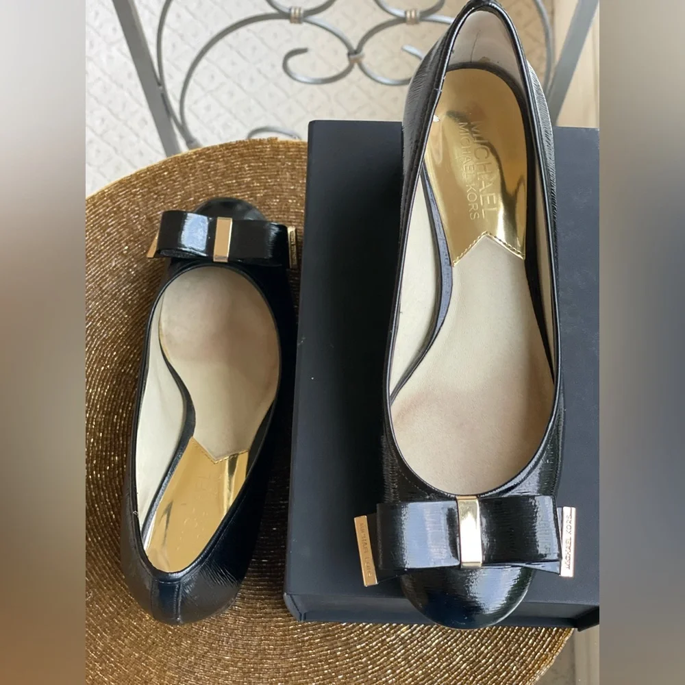 Michael Kors Kiera Mid Patent Leather Bow
Pumps Black. - Picture 1 of 11